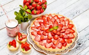 Tarta z kremem waniliowym i truskawkami