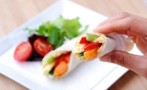 Mini wrapy z hummusem i warzywami