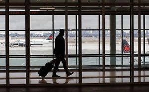 Rząd krytykowany za decyzje ws. pasażerów z zakazem lotów