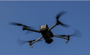 Dron spadł na teren jednostki wojskowej