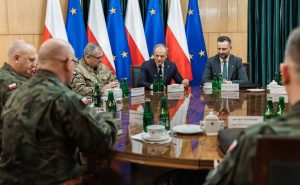 Tusk rozmawia z generałami