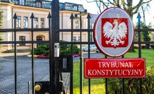 Zamknięta brama, kordon policji. Sędziowie weszli do Trybunału Konstytucyjnego
