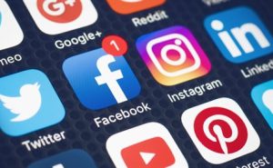 Media społecznościowe od 16. roku życia? Nowa propozycja Liberałów