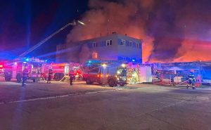 Polacy z zarzutami po pożarze w Czechach Dwoje obywateli Polski usłyszało zarzuty w sprawie podpalenia hali produkcyjnej w Czechach, w której wytwarzano drony wykorzystywane przez Izrael. O zatrzymaniu poinformował rzecznik ministra koordynatora służb specjalnych Jacek Dobrzyński. Funkcjonariusze Agencja Bezpieczeństwa Wewnętrznego zatrzymali 23-letnią Aleksandrę Ż. oraz 22-letniego Filipa B. Zarzuca się im pomocnictwo w umyślnym wznieceniu pożaru. Do zdarzenia doszło 20 marca w mieście Pardubice. Spłonęła hala należąca do firmy zbrojeniowej LPP Holding, współpracującej z izraelskim koncernem Elbit Systems przy produkcji dronów. Ogień spowodował poważne zniszczenia infrastruktury i mienia. Do podpalenia przyznała się ekstremistyczna organizacja „The Earthquake Faction”, wskazując na motywację ideologiczną oraz sprzeciw wobec współpracy z izraelskim przemysłem zbrojeniowym. Aleksandra Ż. została zatrzymana 24 marca, a Filip B. dwa dni później. Prokuratura postawiła im zarzuty pomocnictwa w sprowadzeniu zdarzenia zagrażającego mieniu w wielkich rozmiarach. Oboje nie przyznali się do winy. Sąd Rejonowy dla m.st. Warszawy zdecydował o ich tymczasowym aresztowaniu na trzy miesiące. Śledztwo prowadzi Prokuratura Krajowa, która podkreśla, że sprawa ma charakter rozwojowy.