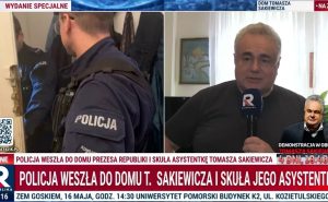 Policja w mieszkaniu Tomasza Sakiewicza. Szef Republiki mówi o „bandyckim napadzie”