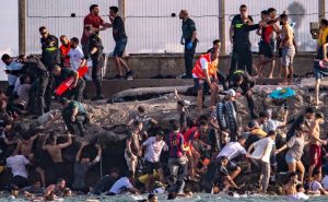 60 000 imigrantów wdarło się do Hiszpanii. Co najmniej 57 zginęło