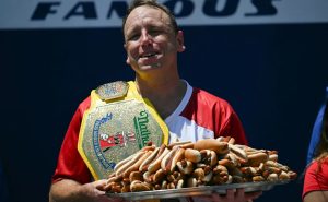 Zjadł 66 hot dogów w 10 minut i obronił „Pas Musztardowy”