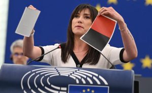 Europosłanka Konfederacji podarła flagę UPA w Parlamencie Europejskim