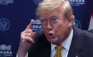 Trump oskarża Ukrainę o handel podarowaną bronią